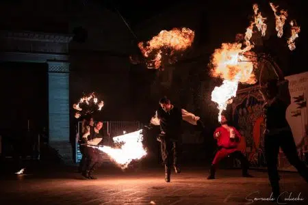 Tria Turris: a Chiusi torna la magia degli artisti di strada e del Medioevo Tria Turris, artisti di strada
