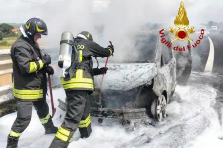 A1, van in fiamme: intervengono i Vigili del Fuoco di Montepulciano Vigili del Fuoco, intervento incendio van A1 a Montepulciano