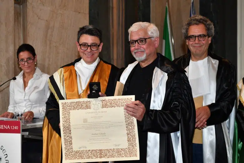 Amitav Ghosh riceve la Laurea ad honorem all'Università di Siena