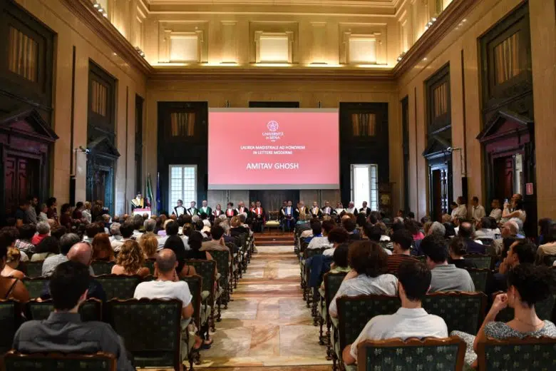 Amitav Ghosh riceve la Laurea ad honorem all'Università di Siena, aula magna