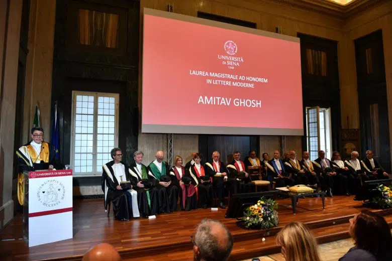 Amitav Ghosh riceve la Laurea ad honorem all'Università di Siena, Roberto di Pietra