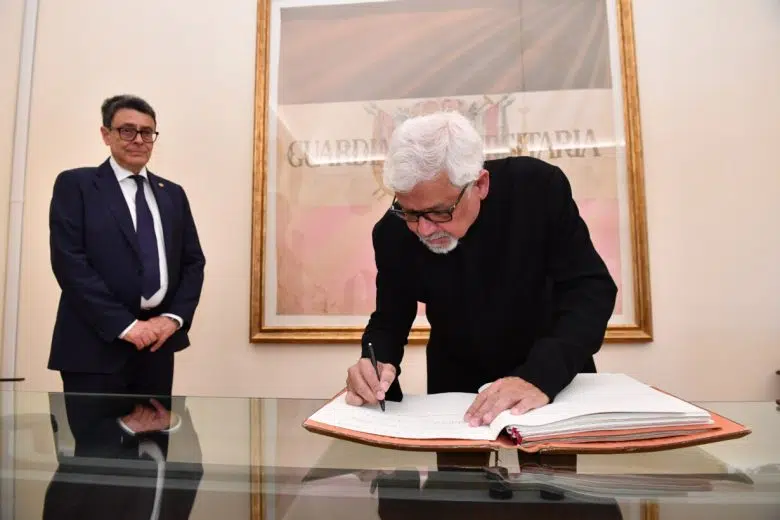 Amitav Ghosh riceve la Laurea ad honorem all'Università di Siena, firma Libro d'Onore