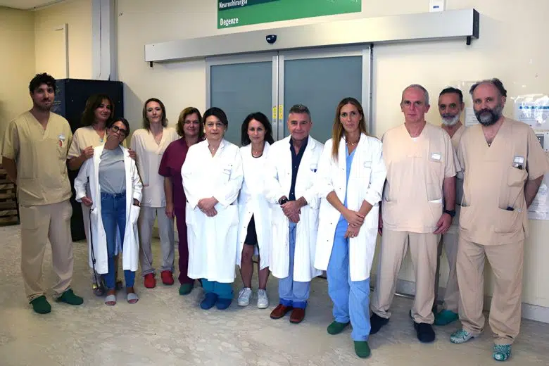 Tumori cerebrali: all’Aou Senese innovativi interventi di asportazione con pazienti svegli e collaboranti Intervento neurochirurgico di asportazione tumore al cervello all'Aou Senese, équipe