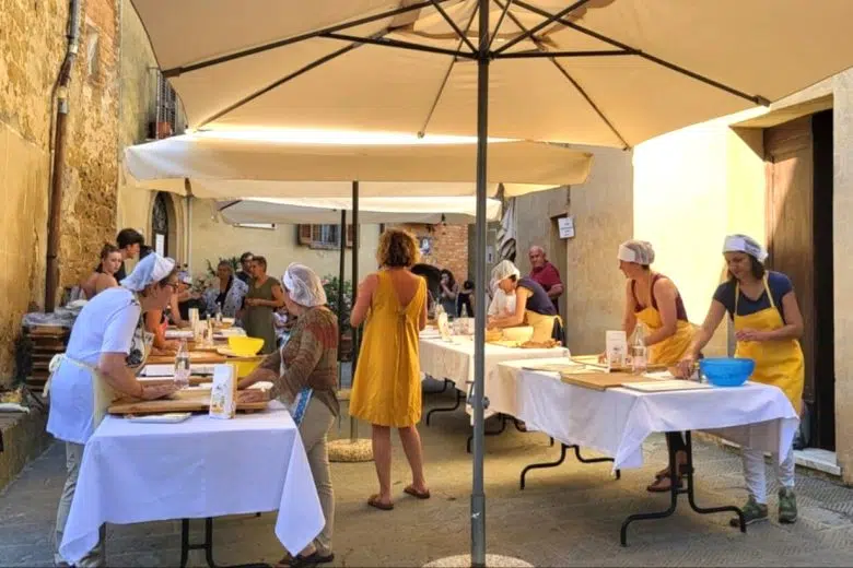 "Appicicchia", gara dei pici a Castelmuzio, donne preparano i pici