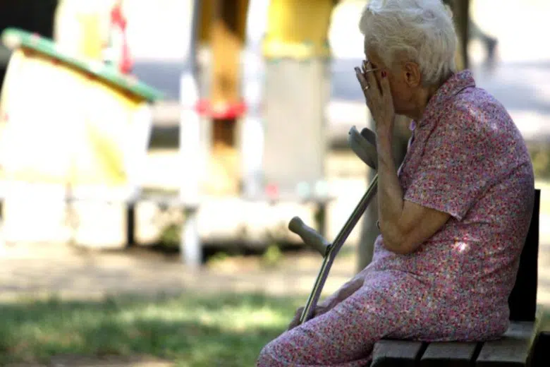 Emergenza caldo, il Comune di Siena a disposizione delle fasce più deboli Caldo, donna anziana su panchina