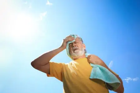 Ondata di caldo, i consigli per evitare comportamenti a rischio Caldo, uomo si asciuga la fronte