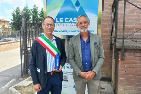 Murlo, inaugurata la nuova casina dell’acqua Inaugurazione casina dell'acqua di Murlo, Davide Ricci e Roberto Renai