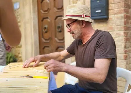 A Castelmuzio è tutto pronto per “Appicicchia”, la gara di pici "Appicicchia", gara dei pici a Castelmuzio, uomo che prepara i pici