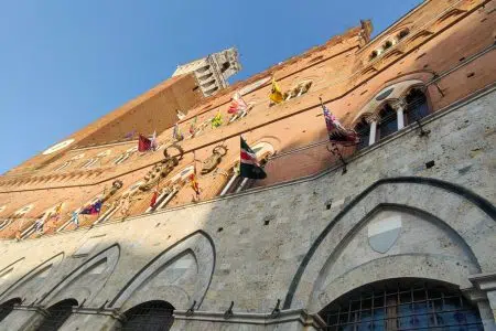 Palio 2026: orari di apertura di Museo Civico e Torre del Mangia Estrazione Palio di Siena del 16 agosto 2024, le bandiere delle Contrade al Palazzo Comunale