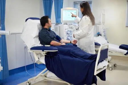 Dialisi in vacanza, servizio esteso in tutta la Toscana fino a tutto settembre Dialisi, uomo e dottoressa
