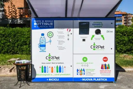 Etruria Retail per l’ambiente: nei negozi Carrefour raccolte 4 milioni di bottiglie di plastica PET Ecocompattatore Etruria Retail