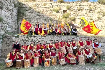 La Giostra del Saracino e le sue cinque Contrade riaccendono i colori di Sarteano Giostra del Saracino di Sarteano, tamburini e sbambieratori