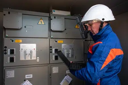 San Gimignano, lavori di potenziamento della rete elettrica Tecnico al lavoro in cabina rete elettrica E-Distribuzione