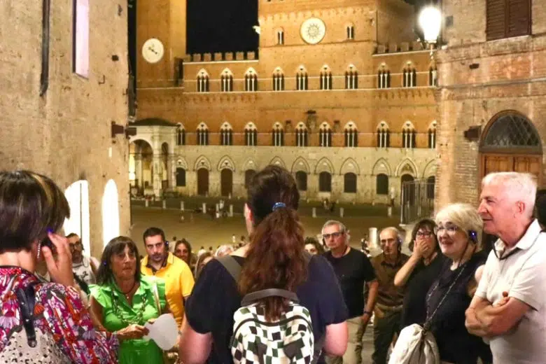 Dai Tolomei ai Salimbeni, gli eterni rivali nella storia per “Le Scoperte” Le Scoperte, Piazza del Campo a Siena
