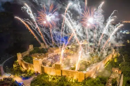 “Monteriggioni di torri si corona”, al via la più antica delle feste medievali Monteriggioni di Torri si Corona, fuochi d'artificio
