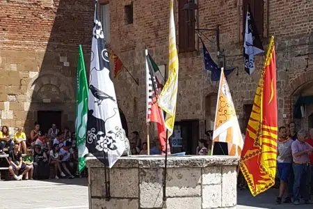 Palio di Casole d'Elsa, bandiere delle contrade
