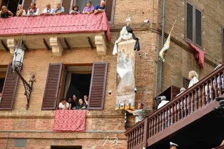 Palio di Siena, si corre il 4 luglio alle 19: tutti gli orari Palio di Siena del 2 luglio 2024, Drappellone e palco dei Giudici