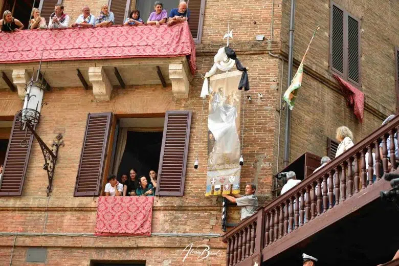 Palio di Siena, si corre il 4 luglio alle 19: tutti gli orari Palio di Siena del 2 luglio 2024, Drappellone e palco dei Giudici