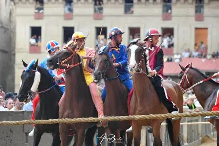 Palio di Siena, tutti gli orari di oggi Palio di Siena 2 luglio 2024 rinviato