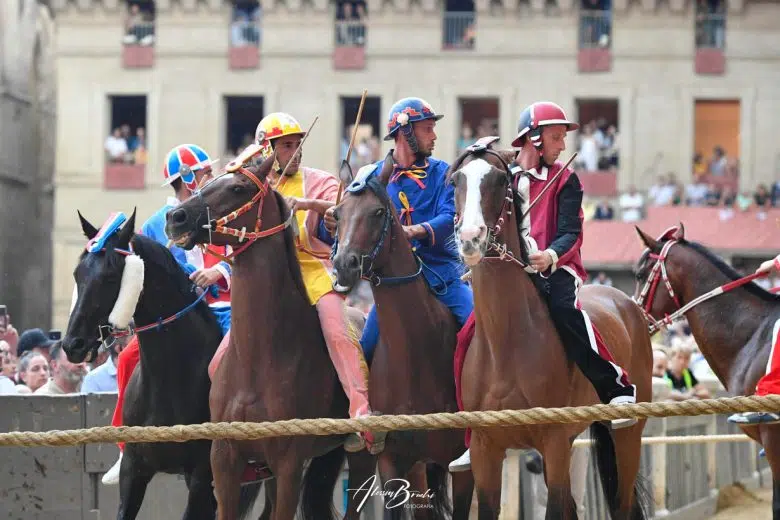 Palio di Siena, tutti gli orari di oggi Palio di Siena 2 luglio 2024 rinviato