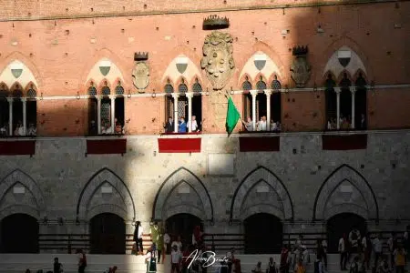 Palio di Siena del 2 luglio 2024 rimandato nuovamente – VIDEO e FOTO Palio di Siena del 2 luglio 2024, bandiera verde