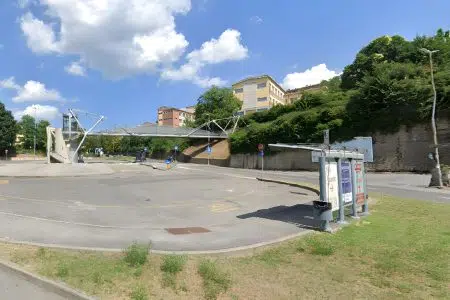 Area Civica, navette a Siena: “Il progetto pilota rischia di mettere in pericolo la stagione turistica” Siena, parcheggio bus a Pescaia