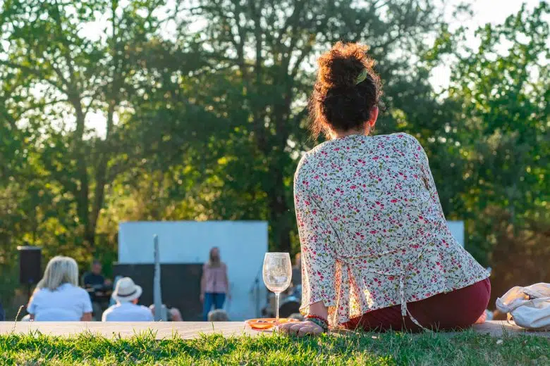 Concerti al tramonto e “picnic ad arte”: l’estate al Parco Sculture del Chianti Parco Sculture del Chianti, concerto, degustazione vino con ragazza