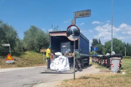 Siena, rimosse bombole di gas abbandonate in strada delle Tolfe Rimozione bombole di gas in strada delle Tolfe a Siena