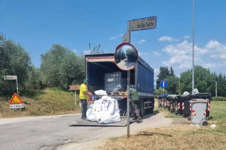 Siena, rimosse bombole di gas abbandonate in strada delle Tolfe Rimozione bombole di gas in strada delle Tolfe a Siena