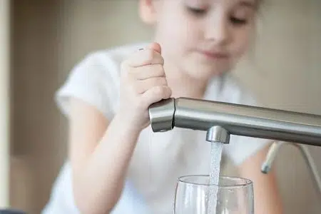 Chiusi, interruzione alla rete idrica per lavori di manutenzione Rubinetto acqua, bambina