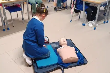 Siena Cuore odv, tutti i numeri della formazione nelle scuole Siena Cuore odv, formazione scuole, defibrillatore, manichino, bambina