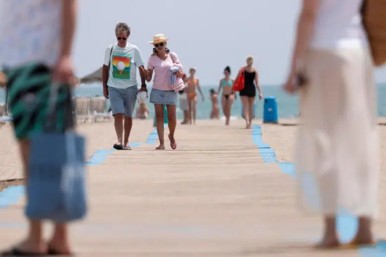 Truffe estive e rischi vacanze: i consigli della Polizia Postale Vacanze estive, turisti, spiaggia