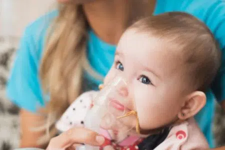 Virus sinciziale, la campagna di immunizzazione in Toscana Virus sinciziale, bambino con mamma e respiratore