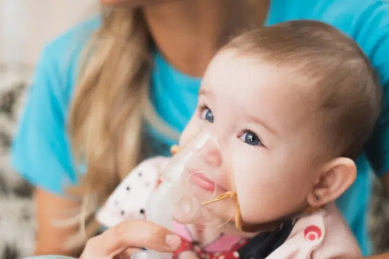 Virus sinciziale, la campagna di immunizzazione in Toscana Virus sinciziale, bambino con mamma e respiratore