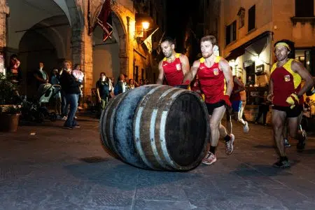 Bravìo delle Botti 2024, le prove degli spingitori danno i primi risultati Bravìo delle Botti di Montepulciano, prove notturne
