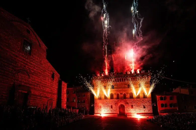 Bravìo della Botti 2024, poche ore alla grande corsa Bravìo delle Botti di Montepulciano, Piazza Grande, notte