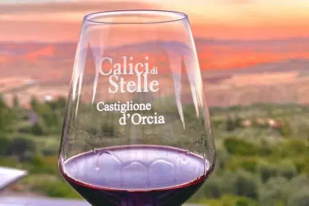 Calici di Stelle a Castiglione d’Orcia: notti di vino e di magia Calici di Stelle a Castiglione d'Orcia, bicchiere, paesaggio