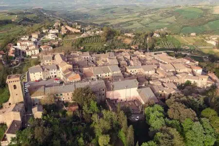 A Celle sul Rigo “Un toscano conquista la Francia” di Giacomo Battiato Celle sul Rigo, vista dall'alto