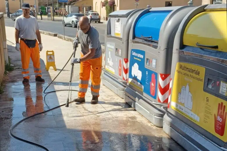 Colle, in piazza Arnolfo igienizzazione con vapore acqueo in pressione Colle di Val d'Elsa, igienizzazione vapore