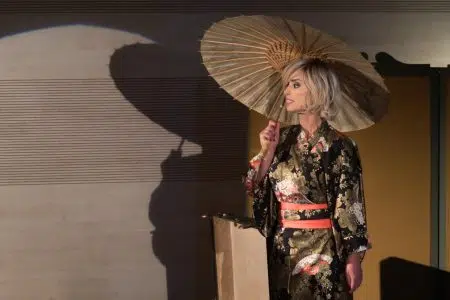 “Sboccia l’estate”, ultimi appuntamenti della rassegna dei Teatri di Siena "Donne, un lungo racconto di Giacomo Puccini", scena dello spettacolo, donna con ombrello