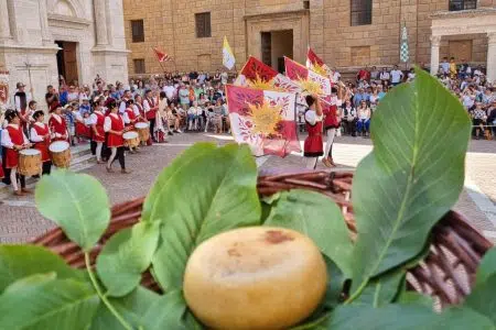 Fiera del Cacio di Pienza, 62ª edizione Fiera del cacio a Pienza, pecorino e sbandieratori