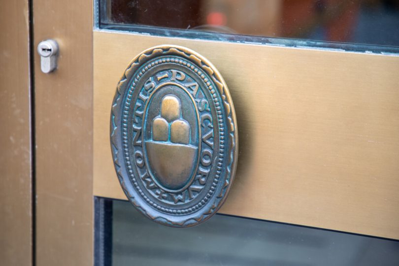 Monte dei Paschi di Siena, logo Mps, porta