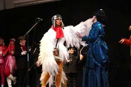 A San Galgano torna il musical con “La grande corsa in 80 giorni” Scena del musical "La grande corsa in 80 giorni"