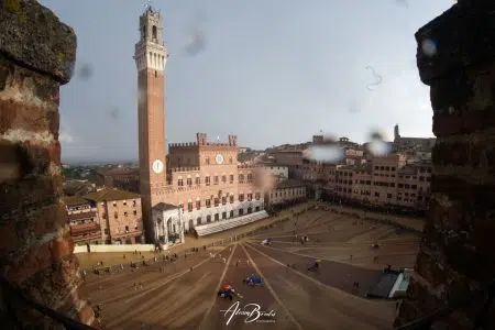 Il Palio di Siena del 16 agosto rinviato, le foto da Piazza del Campo Palio di Siena del 16 agosto 2024 rinviato; pioggia in Piazza del Campo