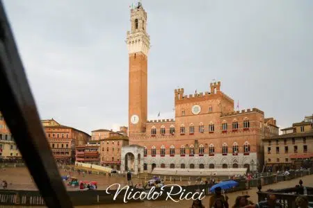 Palio di Siena, svelate le altre mosse della Carriera del 18 agosto Palio di Siena del 16 agosto 2024 rinviato; pioggia in Piazza del Campo