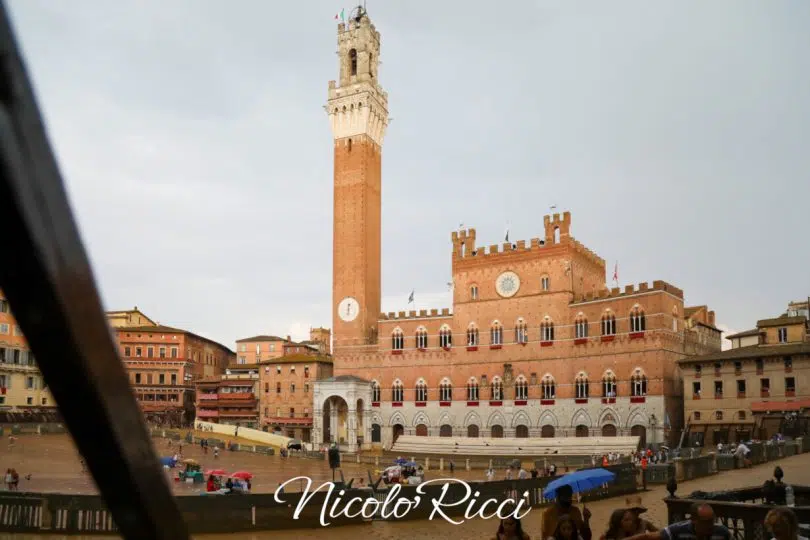 Palio di Siena del 16 agosto 2024 rinviato; pioggia in Piazza del Campo