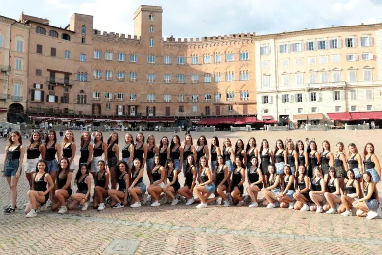 Semifinale Miss Toscana 2024, ragazze in piazza del Campo a Siena