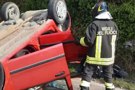Incidente stradale a Murlo, bimba di 3 anni e due adulti estratti dall’auto dai Vigili del Fuoco Vigili del Fuoco, incidente stradale a Murlo