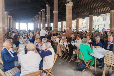 “A pranzo co’ nonni”: a Siena appuntamento al Tartarugone “A pranzo co’ nonni”, al Tartarugone in piazza del Mercato a Siena