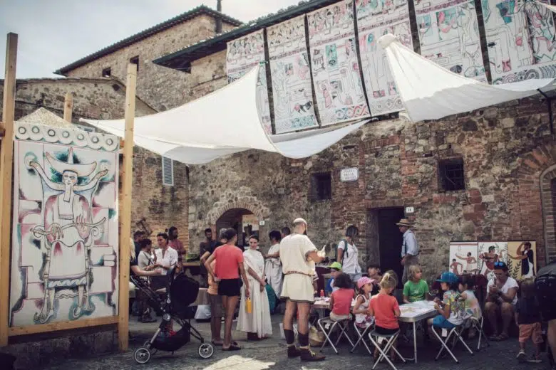 Blu Etrusco a Murlo, piazza